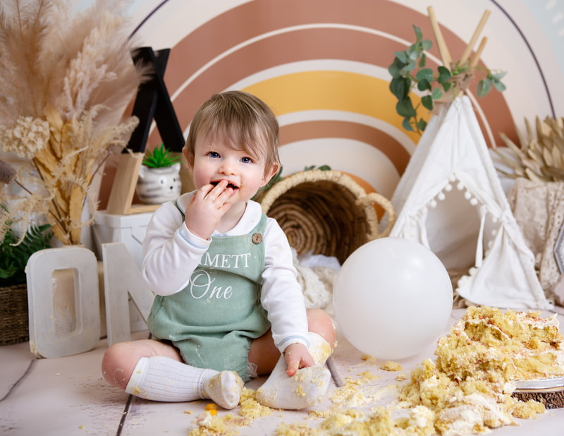 cake smash photography for 1st birthdays in hull